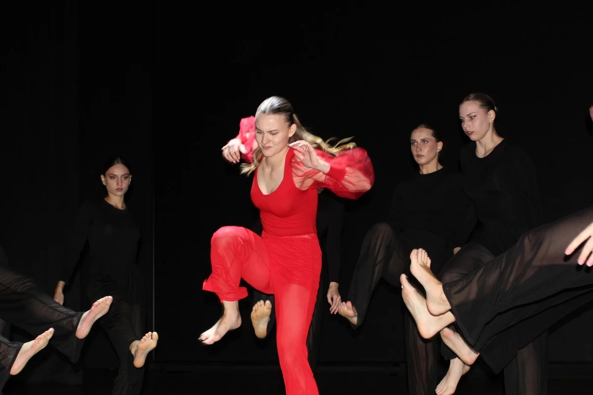 Карина Данченко с танцевальной композицией «Свет среди сомнений». 