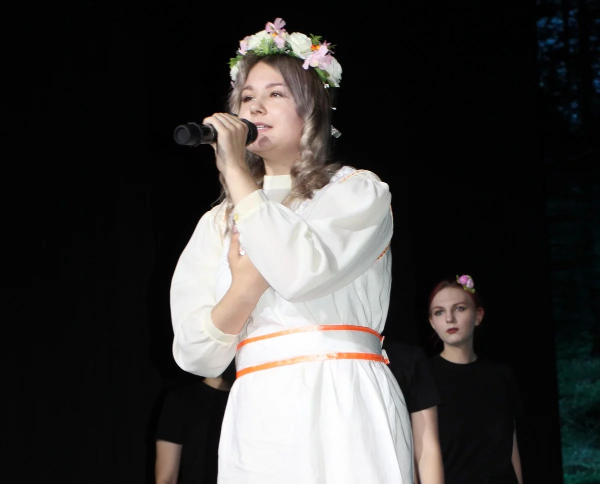 София Чукаева спела народную песню «Реченька»: «Ты река, моя реченька. Ты течёшь, не колыбнешься»... 