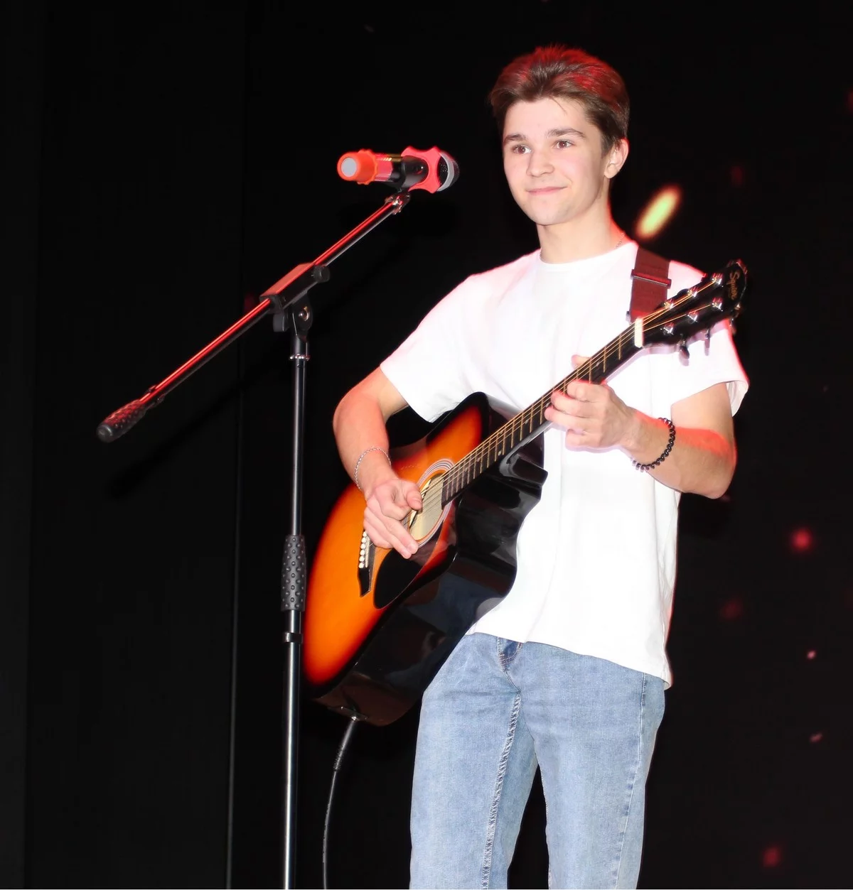 Александр Кузнецов рассказал про свое увлечение гитарой, с которой теперь практически не расстается.    