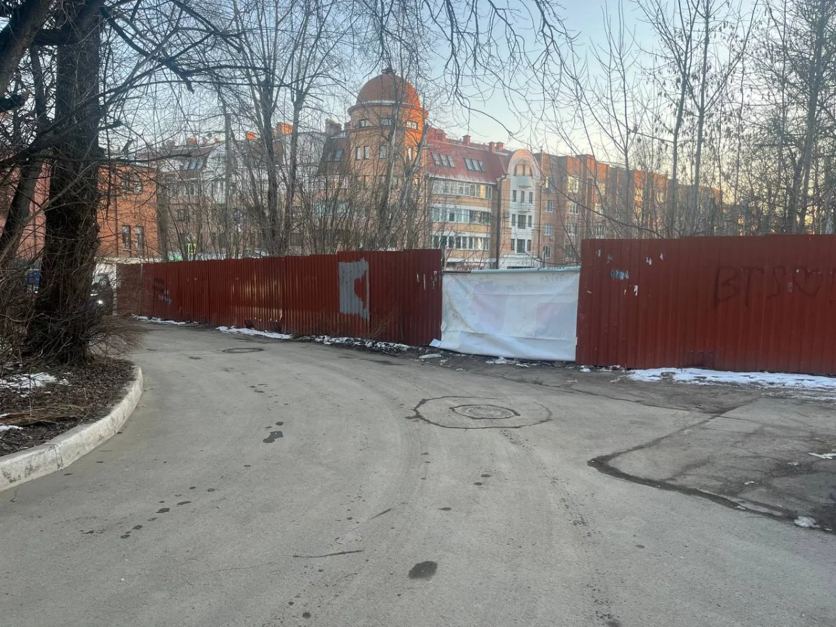 Повешенный баннер продержался месяц.