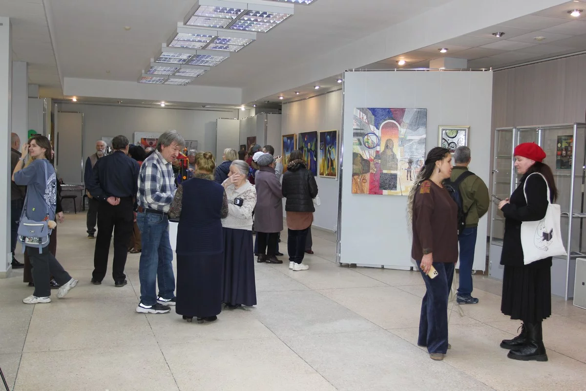 Гости еще долго не расходились.