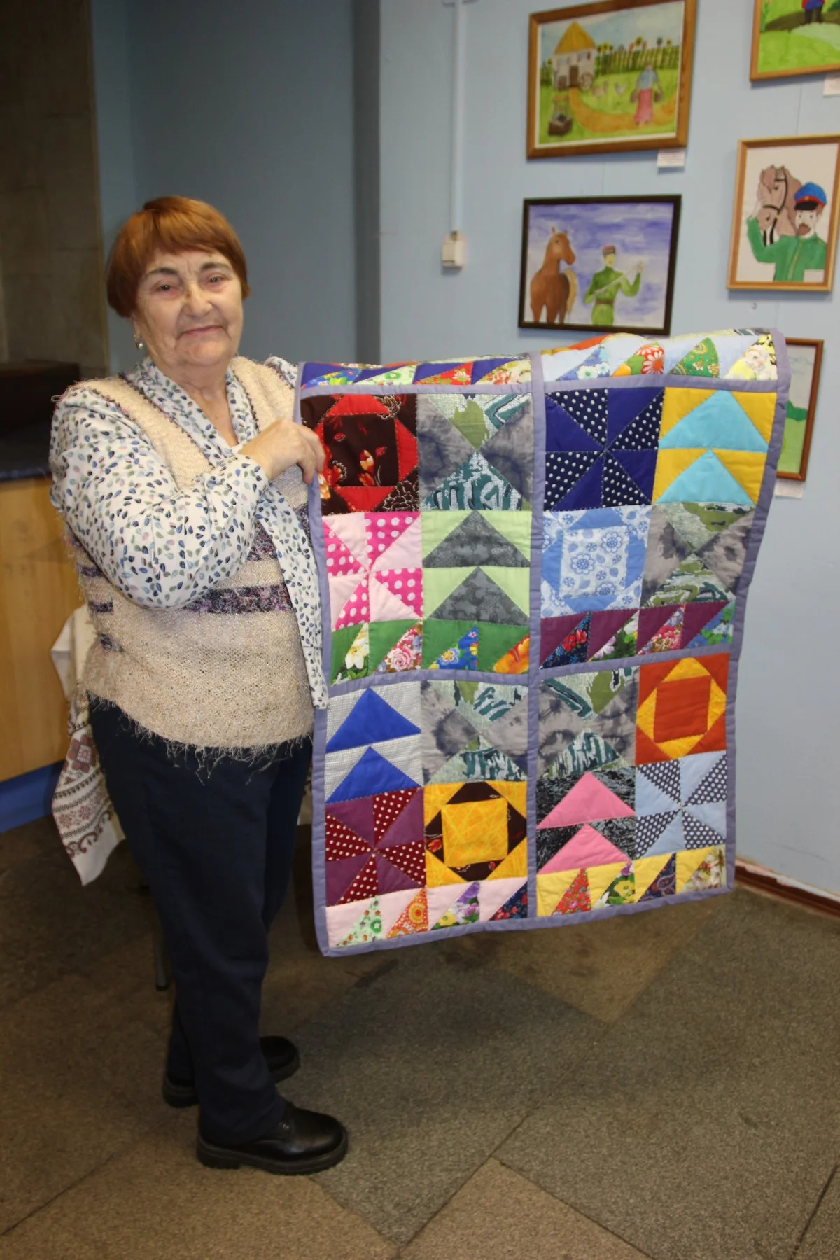 Это одеяло сшила дочь Аллы Дмитриевны. Каждый квадратик здесь разный, в разной технике: мельница, квадрат в квадрате, песочные часы, летят гуси, пила. 