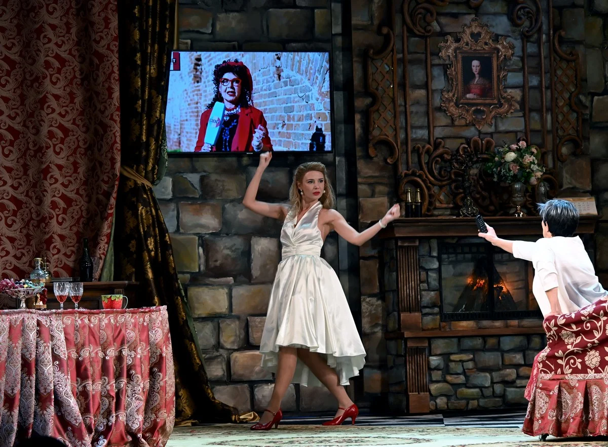 Действие происходит в красивых декорациях.