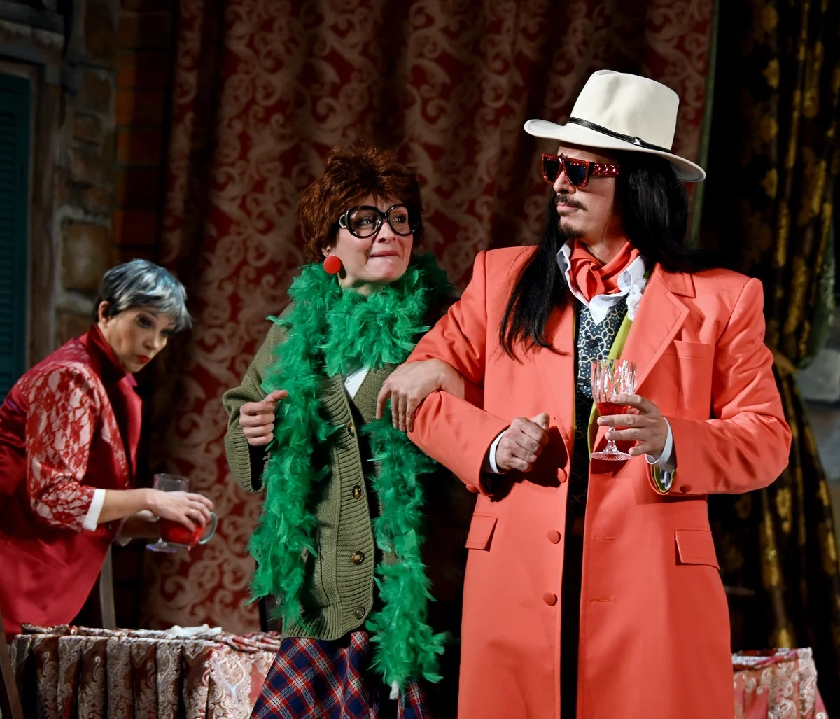 В руках персонажей часто появляется бокал вина.