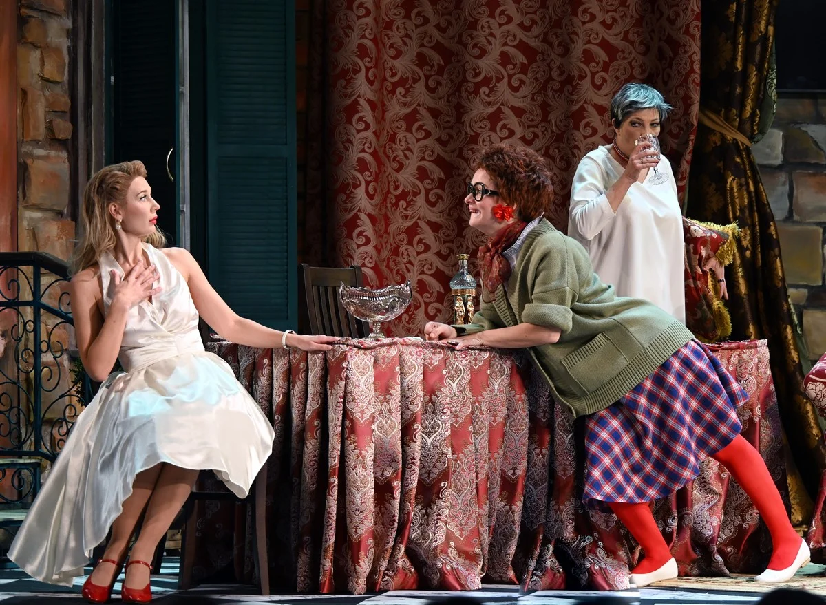 В спектаклей будет несколько переодеваний.