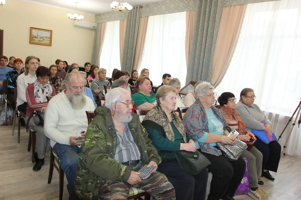 Послушать ее собрался полный зал.