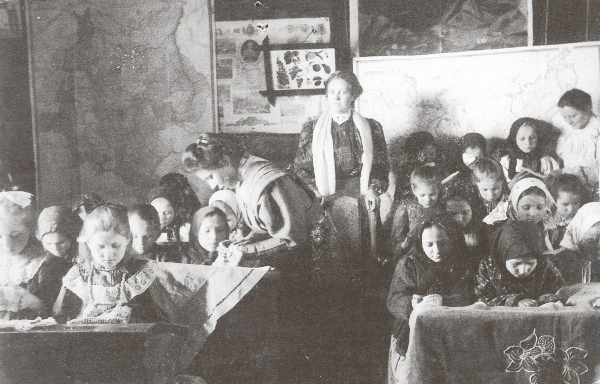  Ирина Яковлевна КОНШИНА (стоит у стены) в приходской школе на уроке вышивания. 