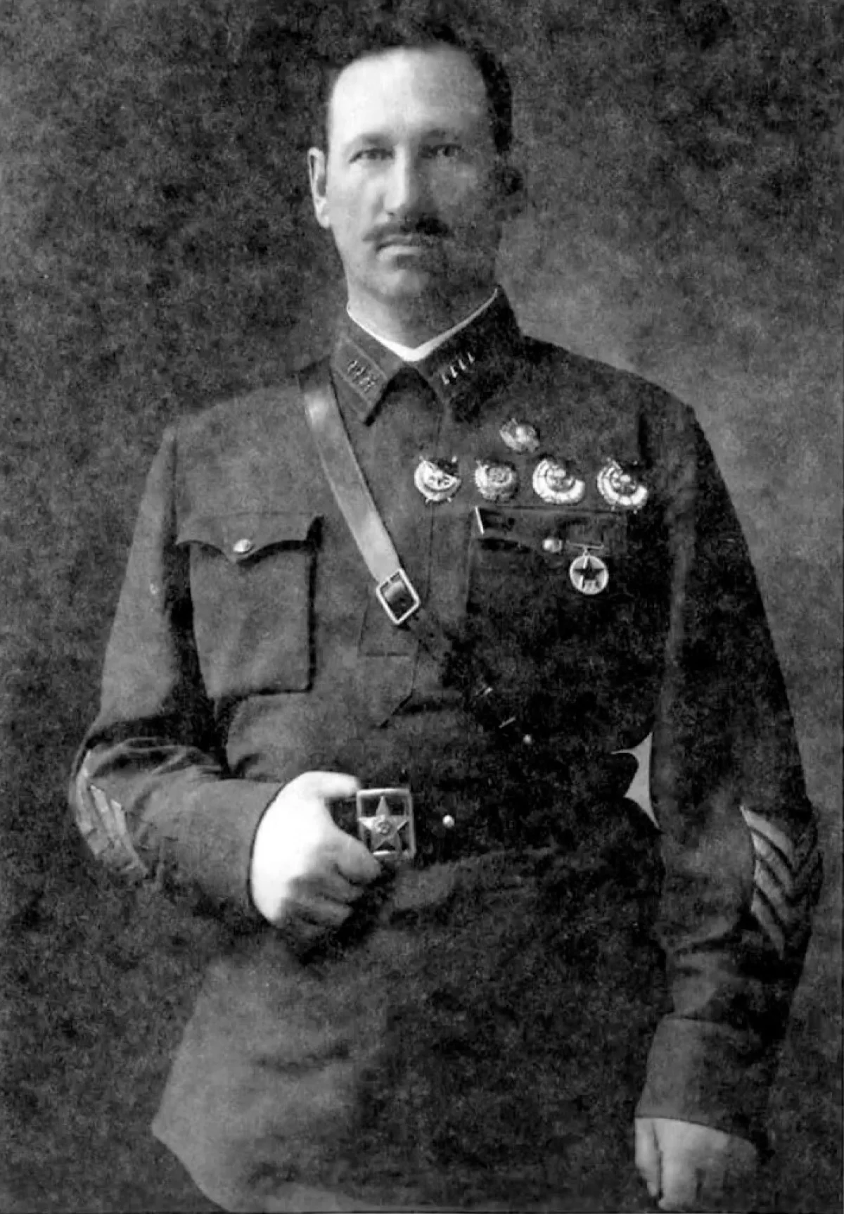 Генерал Михаил Ефремов не бросил свою армию.