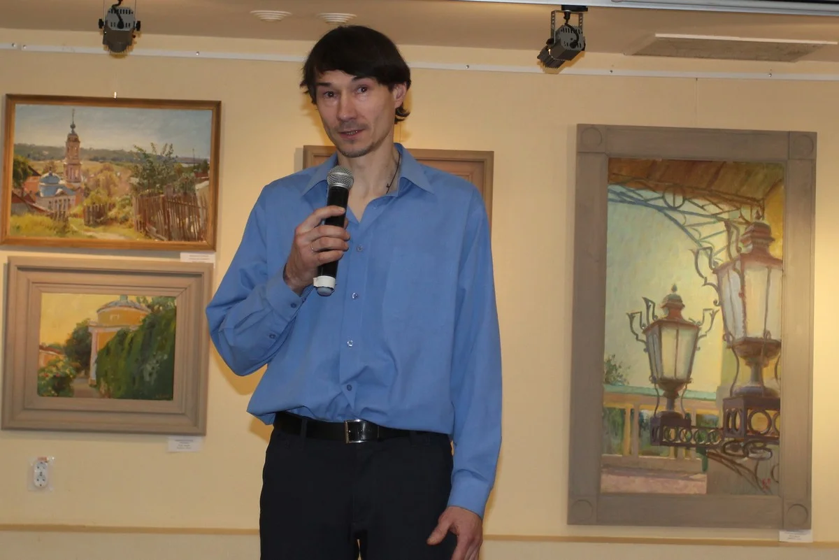 Константин работает в реализме.