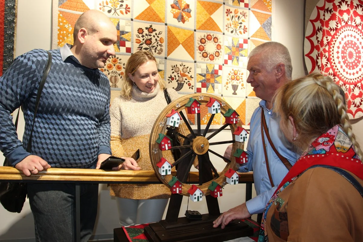 Андрей Корнеев (справа) смастерил Новогоднее колесо обозрения. 
