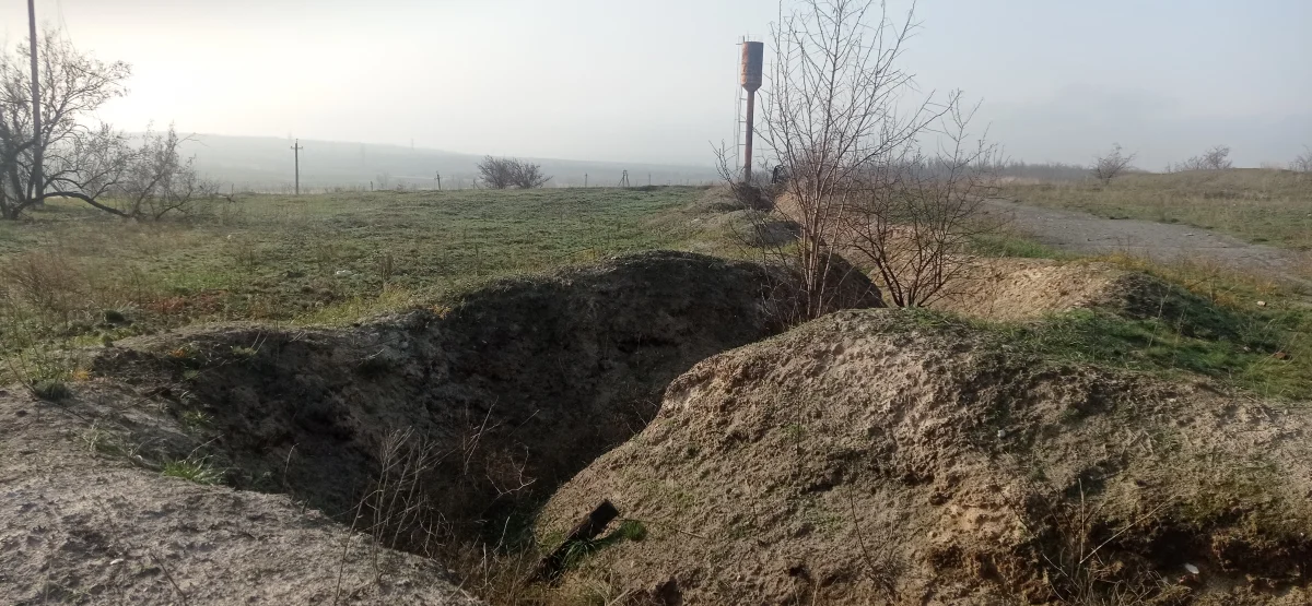 Окопы ВСУ зарастают травой.