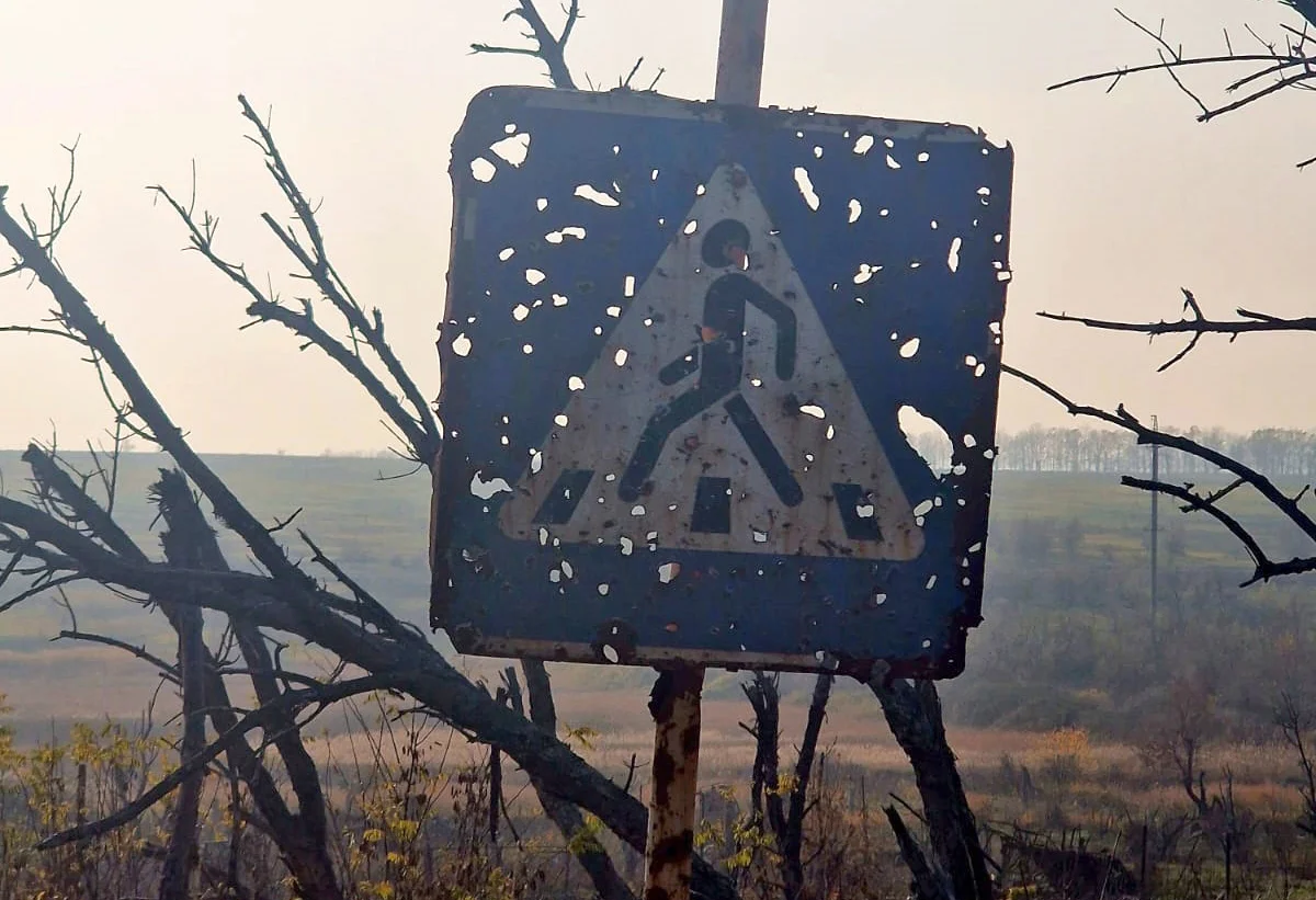 Дорожные знаки - свидетели ожесточенных боев. 