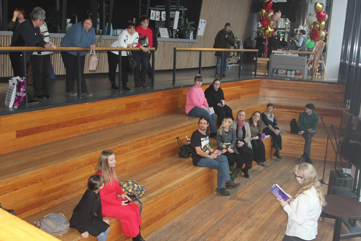 Поэты несколько часов подряд читали стихи. 