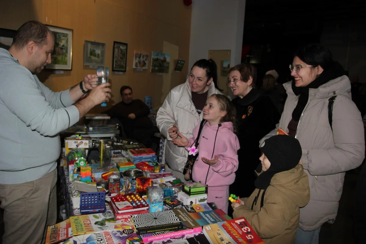 Волшебные эксперименты: как одним движением пальца переместить осьминога в бутылке.