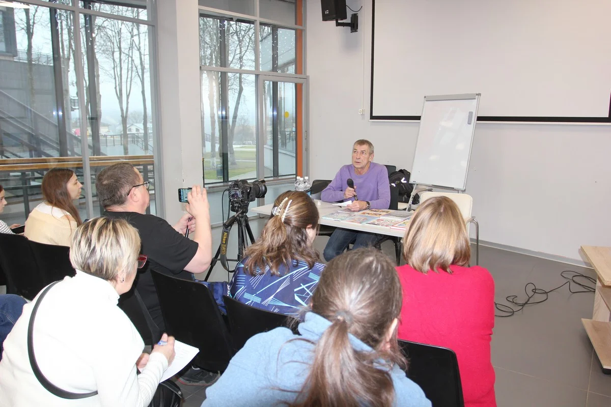 Детского писателя Александра Киселева пришли послушать взрослые.