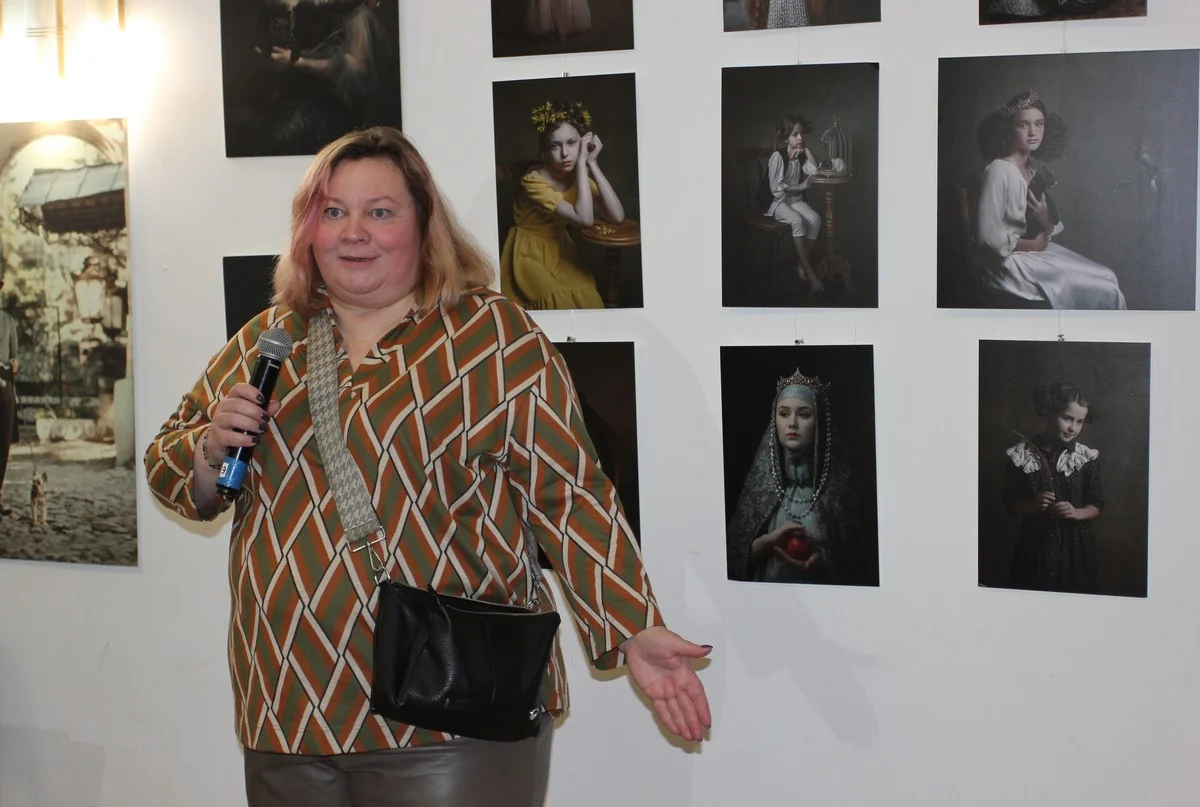 Анастасия Ященко рассказала, как простые вещи превращает на фото в средневековые наряды. 