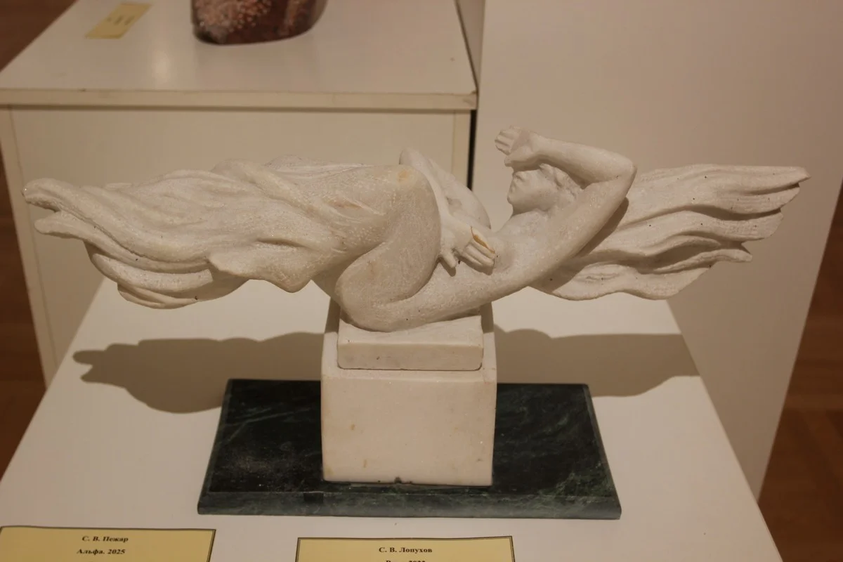 работа Сергея ЛОпухова из мрамора «Река».