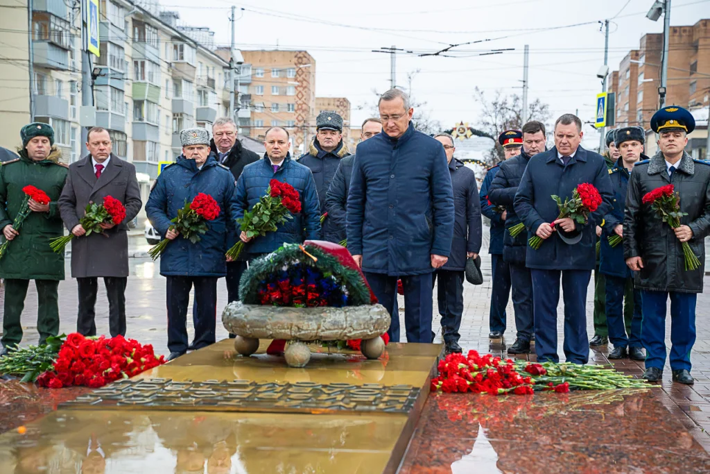 Владислав Шапша возложил цветы к могиле Неизвестного солдата
