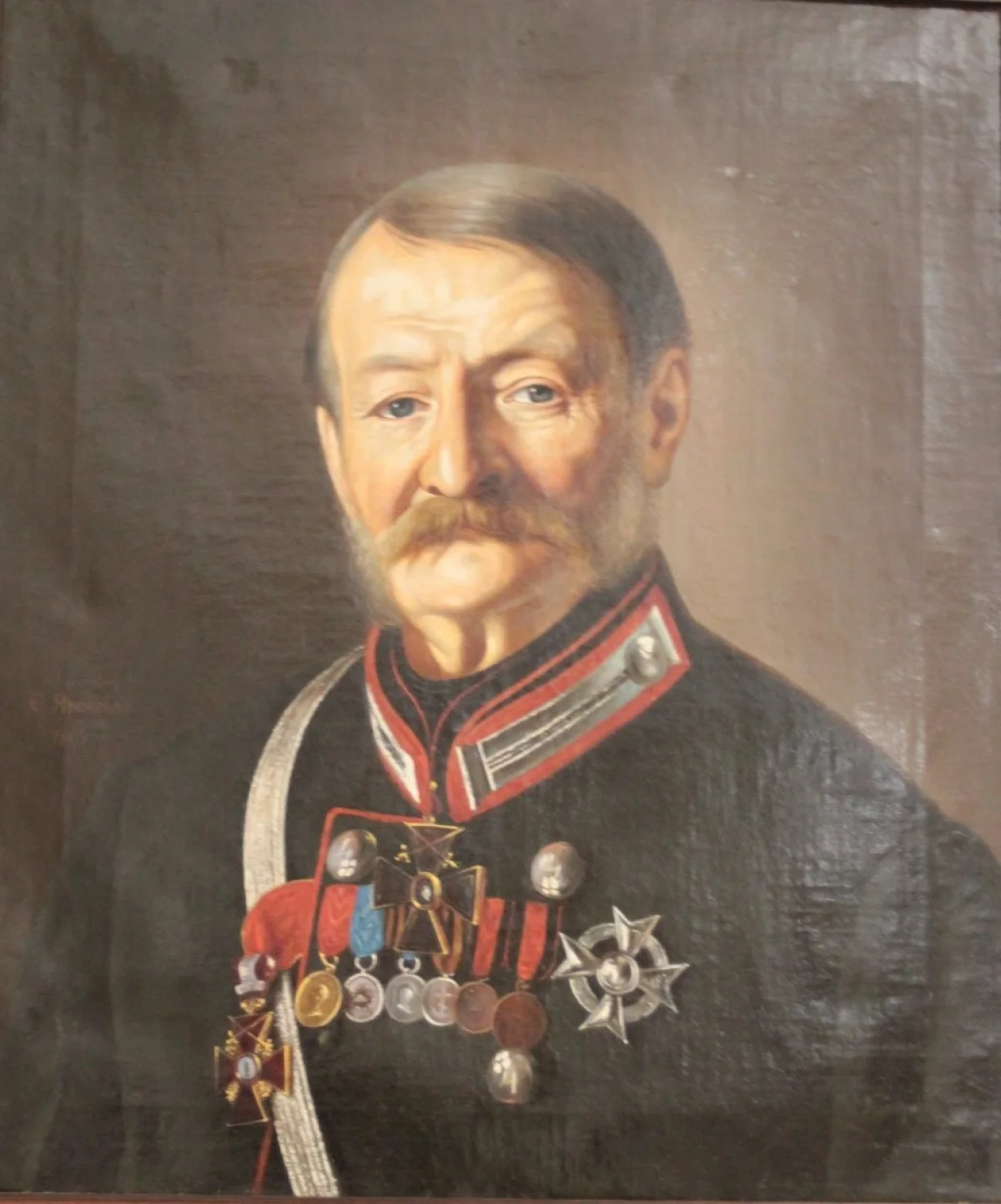 Федор Щукин изображен с  восьмиконечным крестом в круге, которым был награжэден за  проведение крестьянской реформы. 