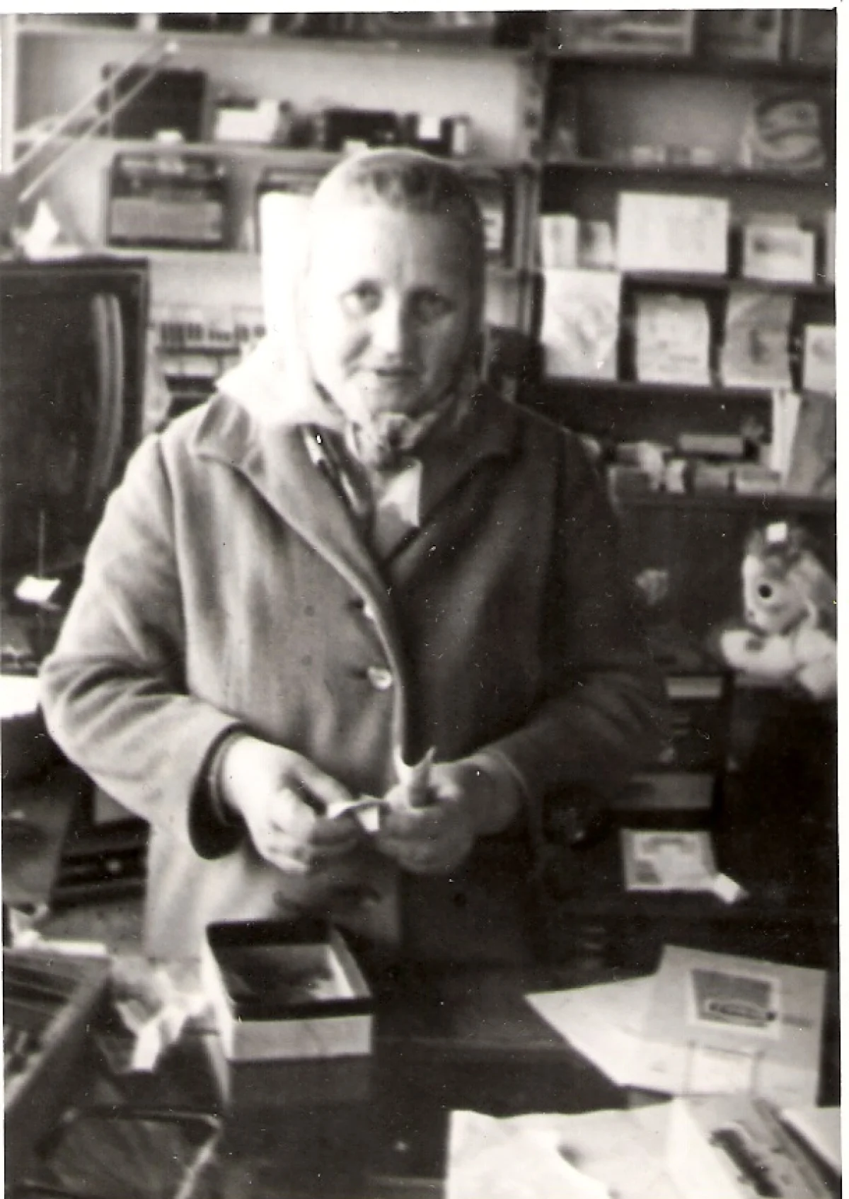 На работе в магазине.