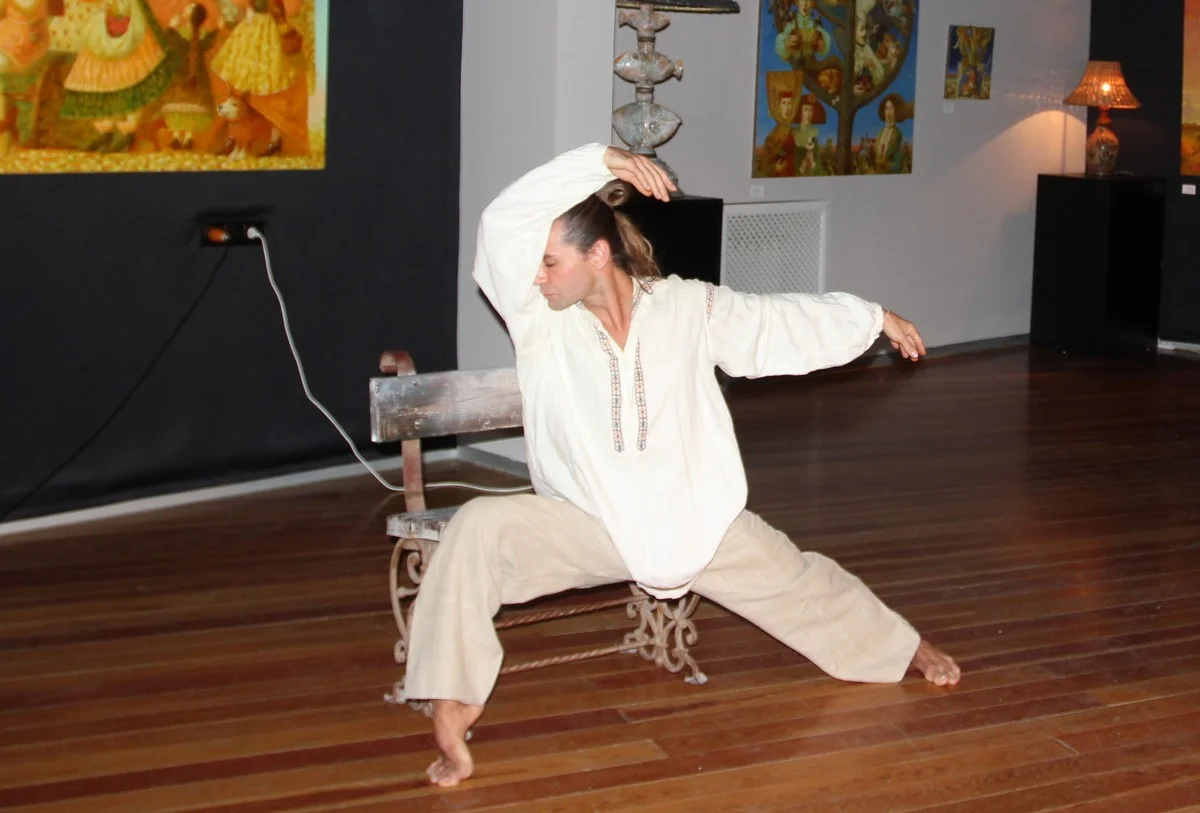 Открыл вернисаж перформанс от Артура Микояна, который был посвящен божественному вдохновению художника. 