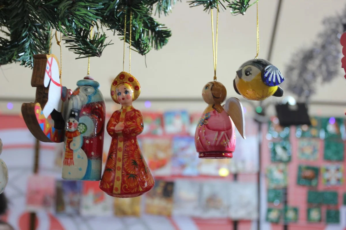 Фарфоровые сувениры дорогие.  Вот такая красавица в кокошкине стоит  850 рублей.