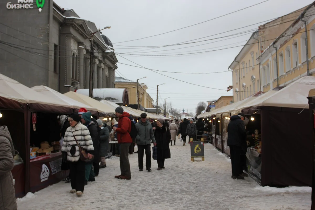 В этот раз ярмарка проходила чуть выше обычного места, на ул. Театральной.