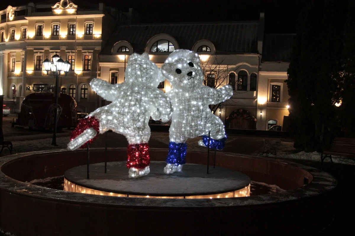 Даже косолапые вышли на лёд! Два медведя на коньках создают невероятно уютную атмосферу.