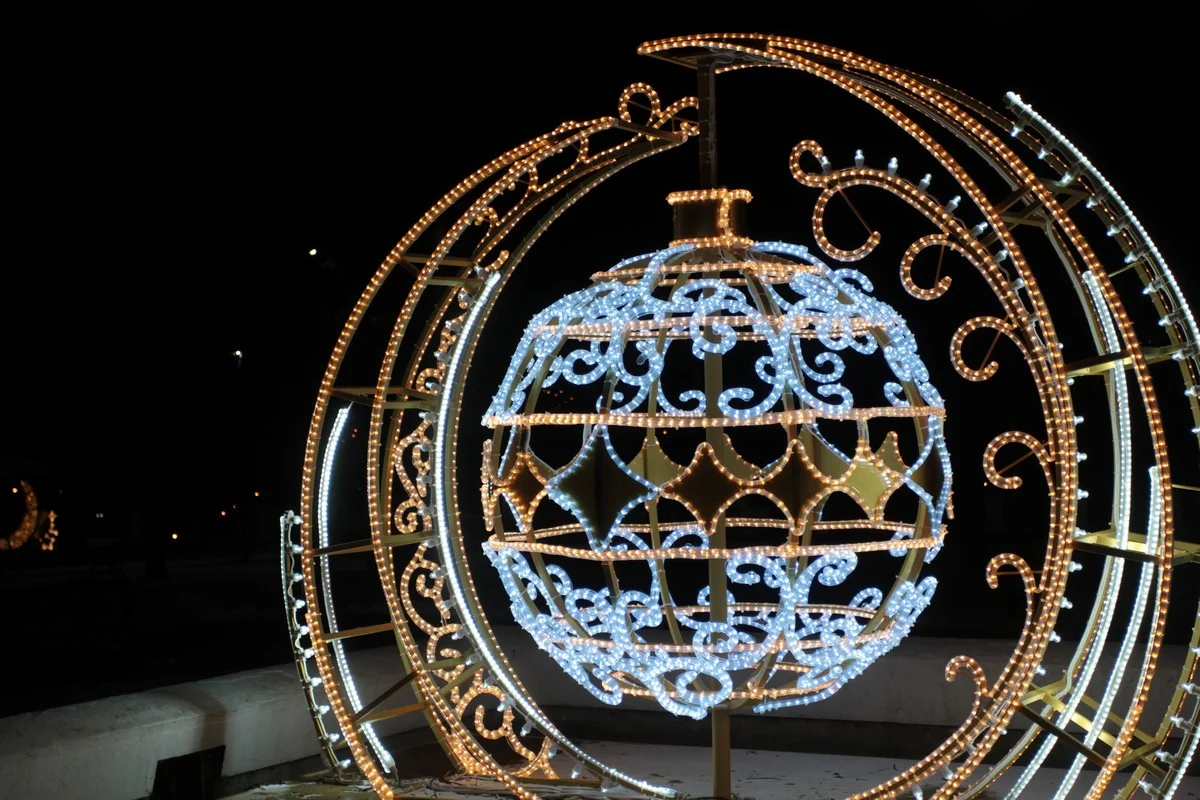 На аллее, ведущей к смотровой площадке, — сияющий новогодний шар.