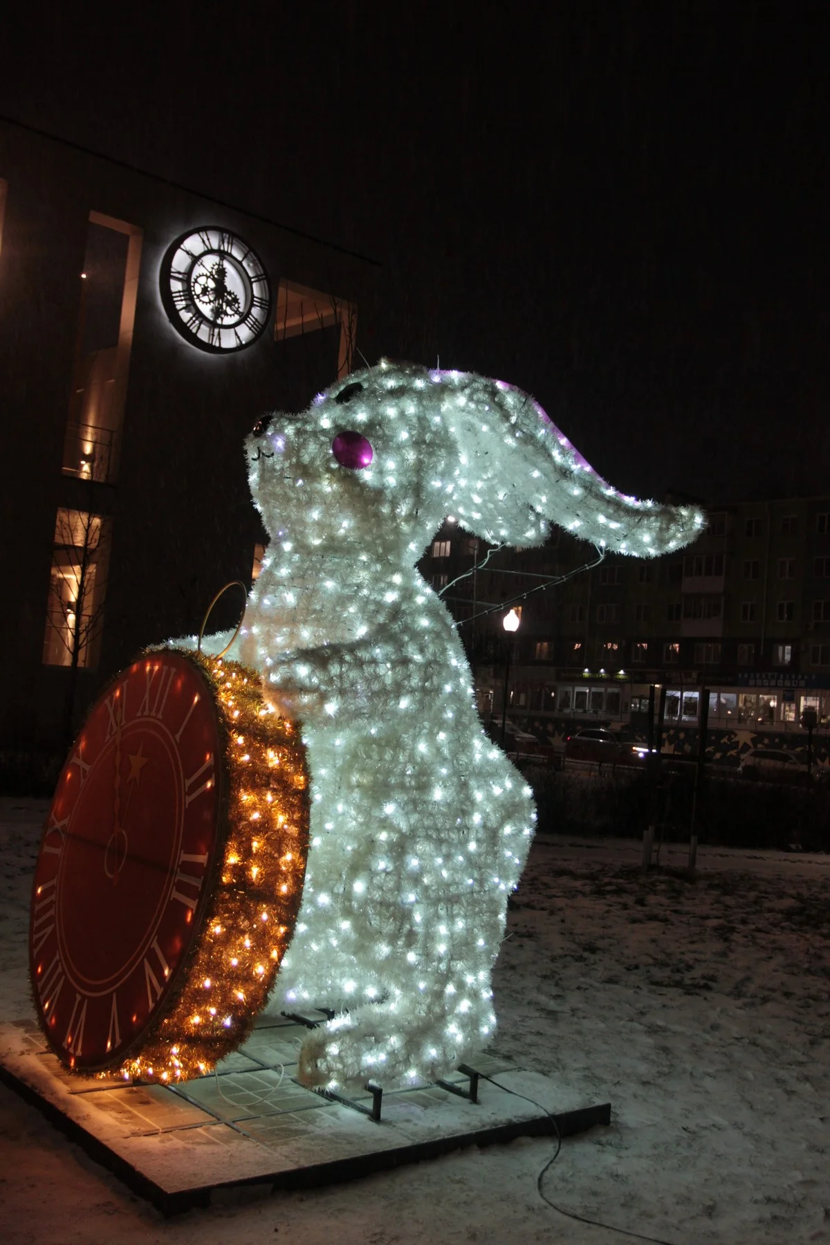 Зайчик  с часами в скверике ТЮЗа - время бежит, но сегодня медленно, чтобы всё успеть.