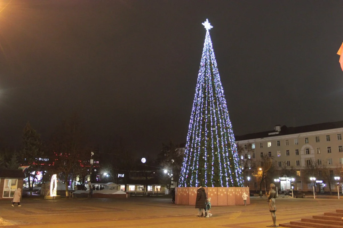 Третья главная елка города – возле театра.  