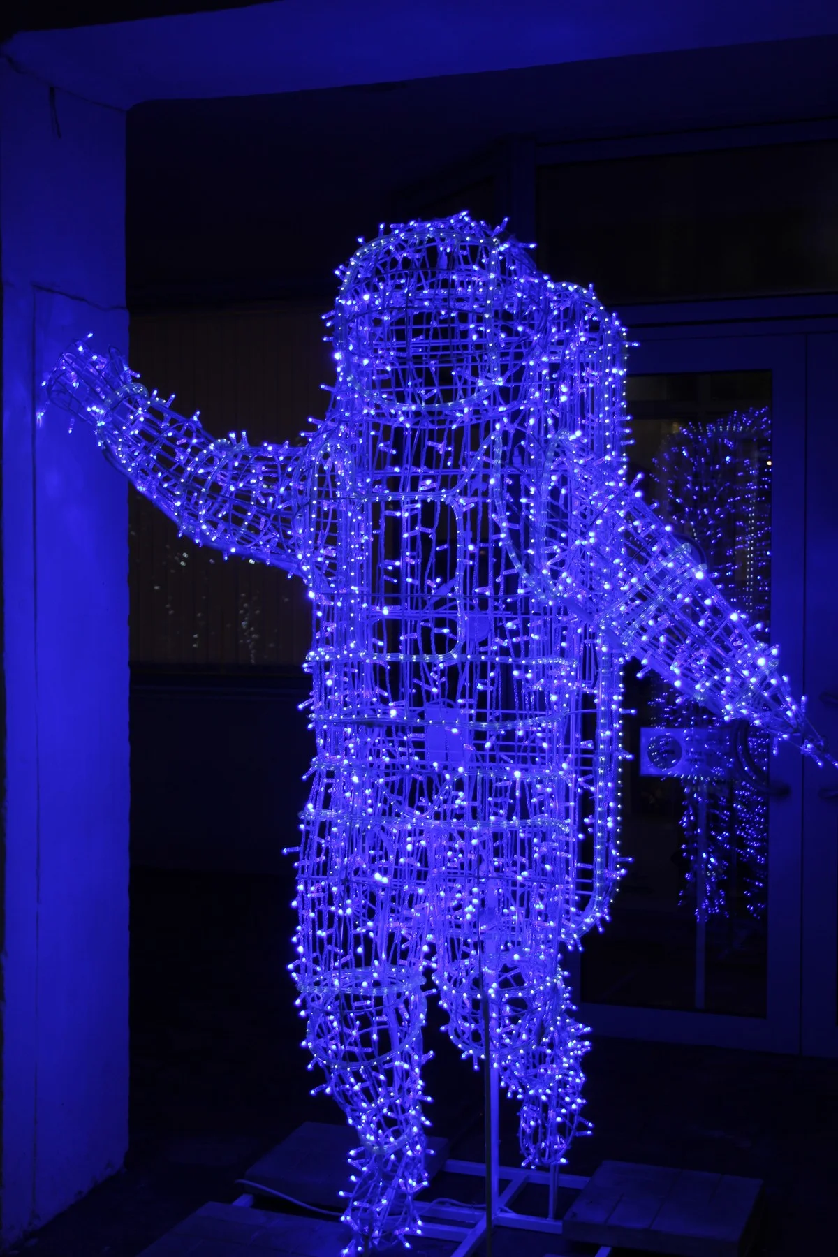 А возле Музея космонавтики - космонавта.