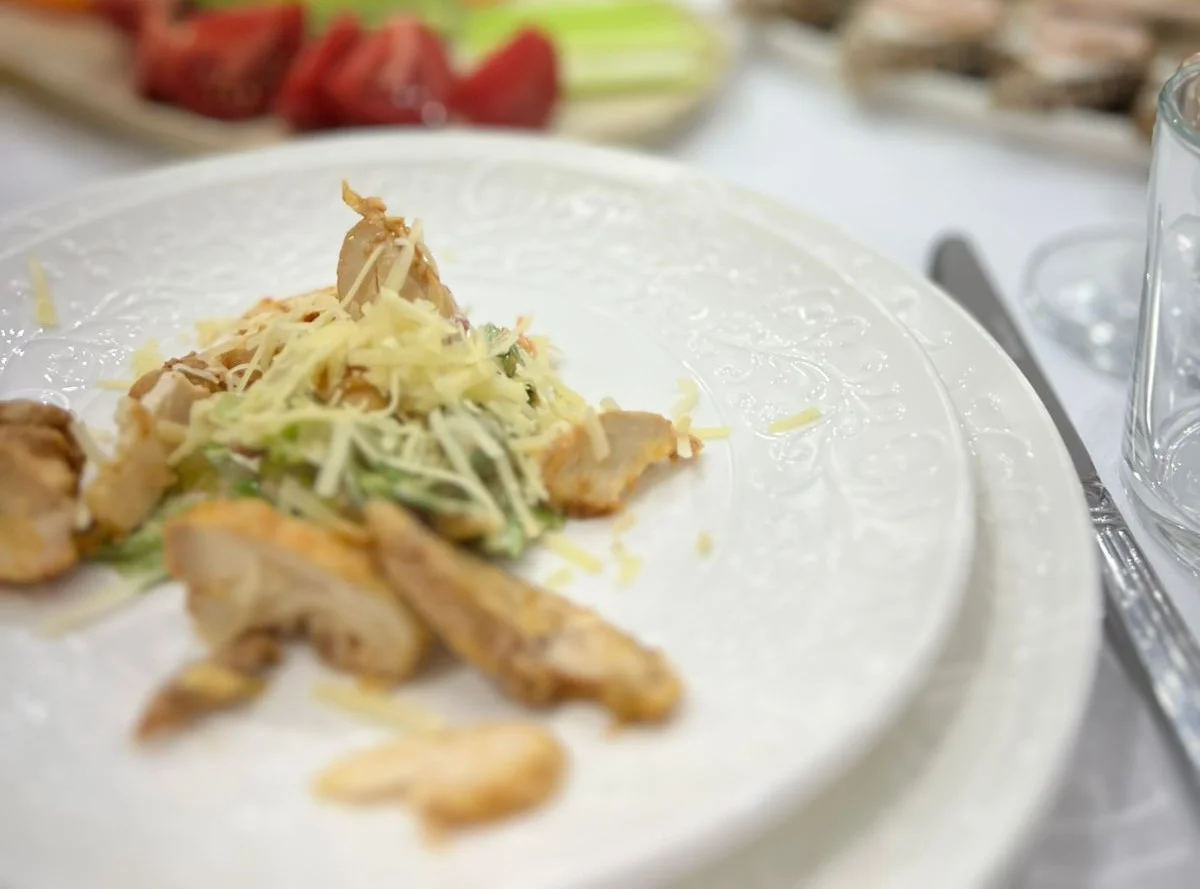 После скандала ресторан закрылся.