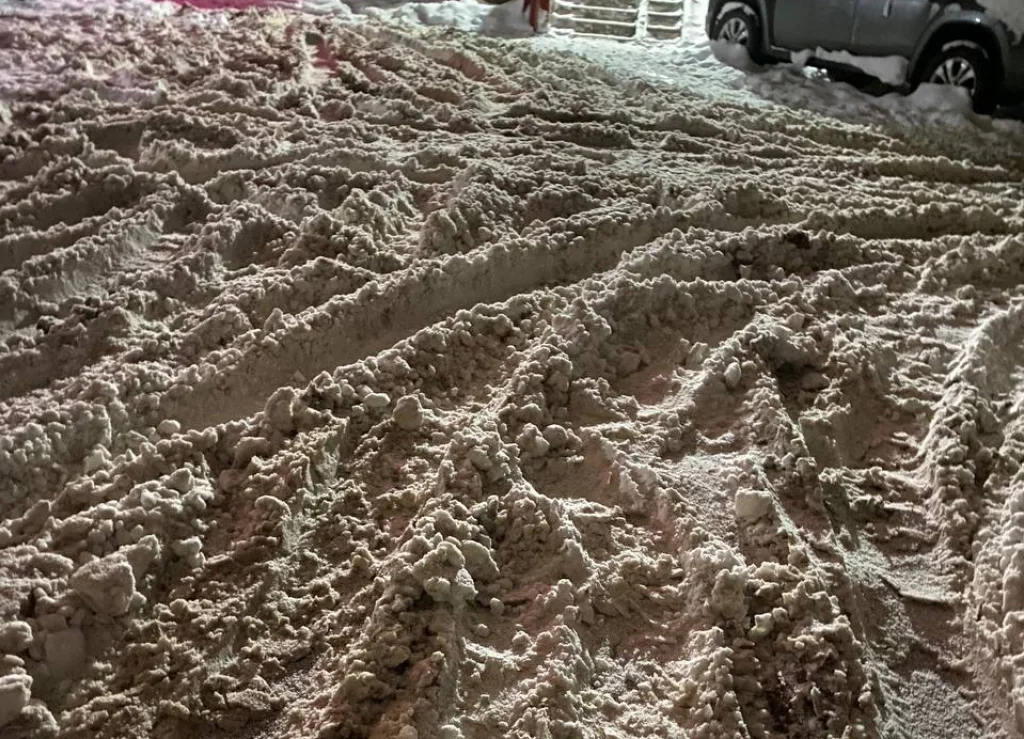 В Калуге пенсионерка со сломанной ногой вынуждена сама чистить снег 