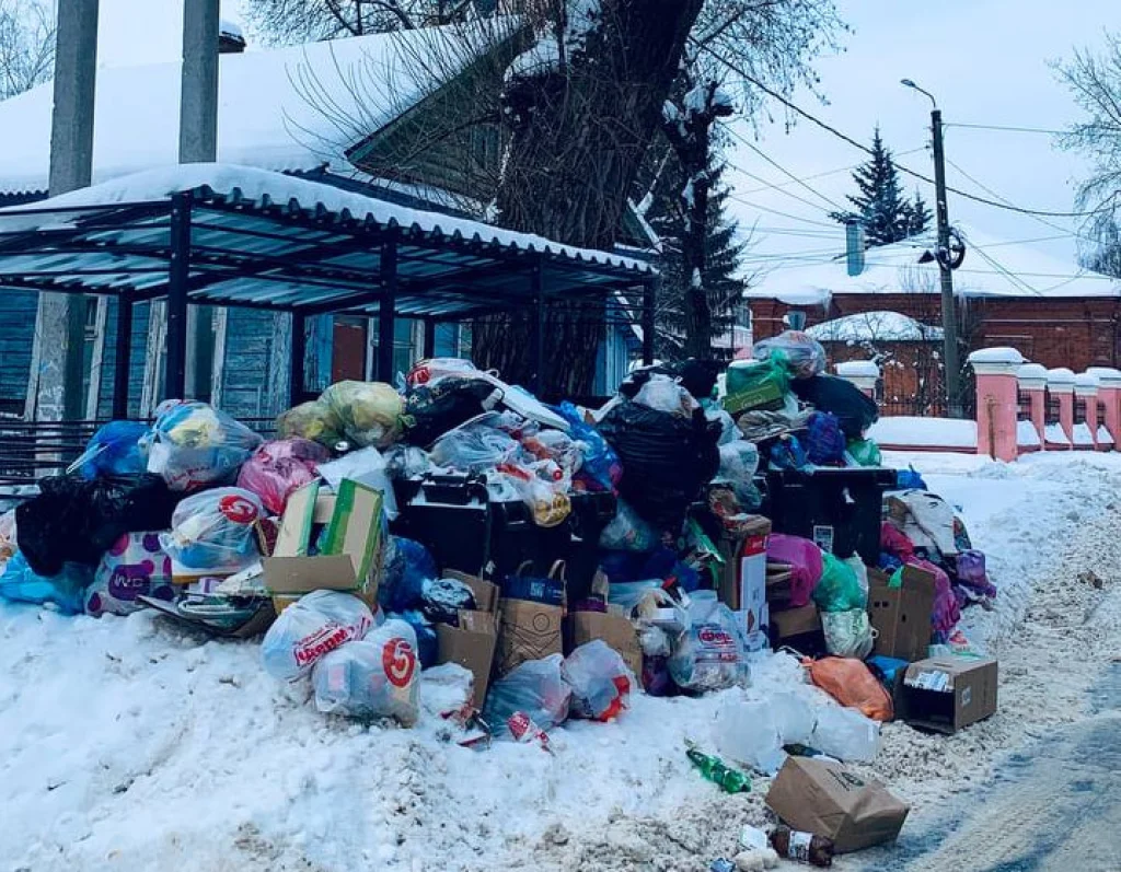 В Калуге не убрали мусор на у дома Циолковского