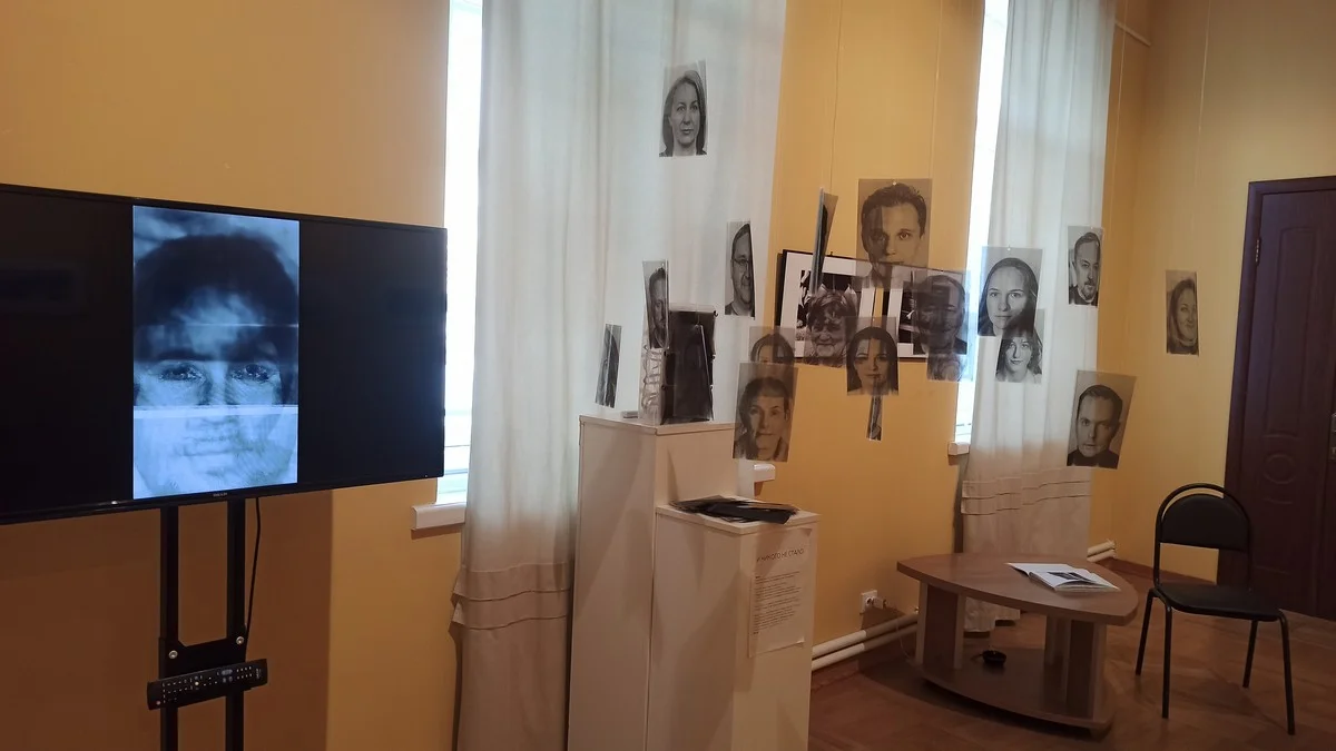 «Это я, Галина Аникина. На этом портрете я максимально настоящая – без позирования, макияжа и даже без одежды. А вокруг меня люди, близкие и не очень, некоторые мне даже не знакомы.  Каждый из них оставил свой отпечаток в моей жизни. Считаю, что бесследно не проходит ни одна встреча в жизни, даже заочная, даже несостоявшаяся или несуществующая. Чем старше я становлюсь, тем больше через мою жизнь проходит людей. И тем больше отпечатков на мне остается. Меняет ли меня это? Безусловно. В Какую сторону? Я не знаю. Со временем я все больше становлюсь похожа на многослойный отпечаток других людей...Но внутри там еще есть я. Или эти слои - и есть я?»