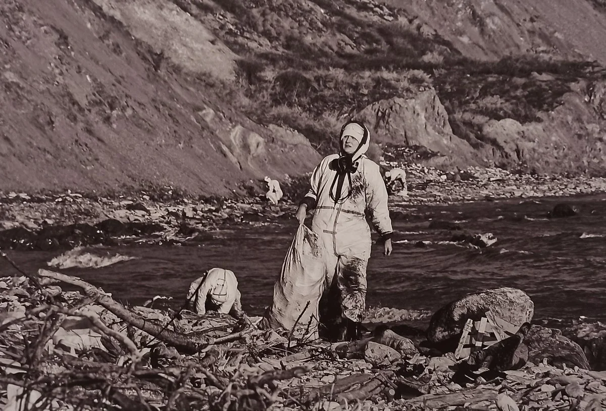 Наталья Шершакова (Москва) «Катастрофа горячих сердец».  Репортаж об экологической катастрофе, произошедшей 15 декабря 2024 года, когда в Черном море потерпели крушение два танкера, перевозивших мазут. Съемка длилась с декабря 2024 по август 2025 года, Наталья ездила туда три раза.     