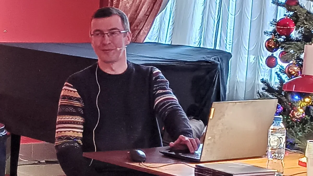 Влад Багно переидически подкидывает в фотографический чат  загадки для коллег. 