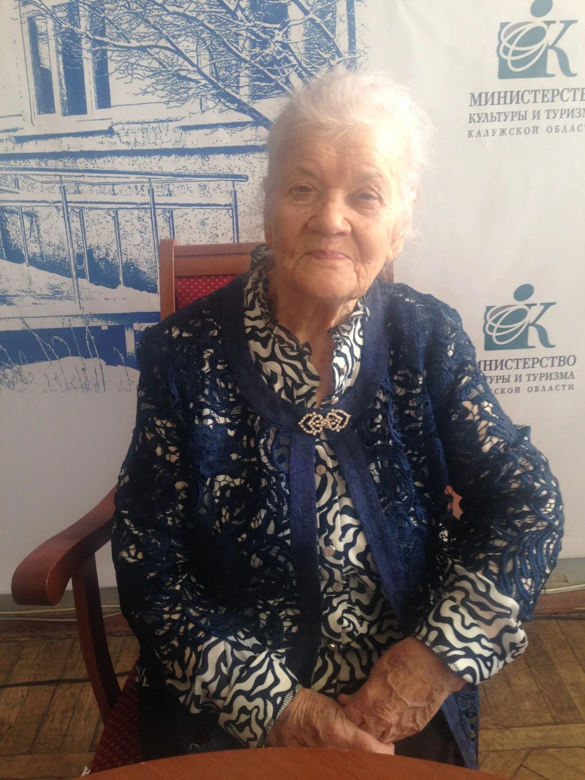 Элеонора Маратовна сажает цветы, пишет стихи и  читает книги.