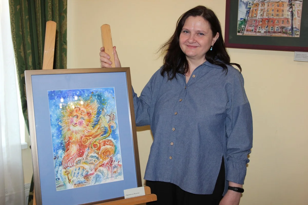 Ирина Мареева рядом с «Хранителем Калуги».  