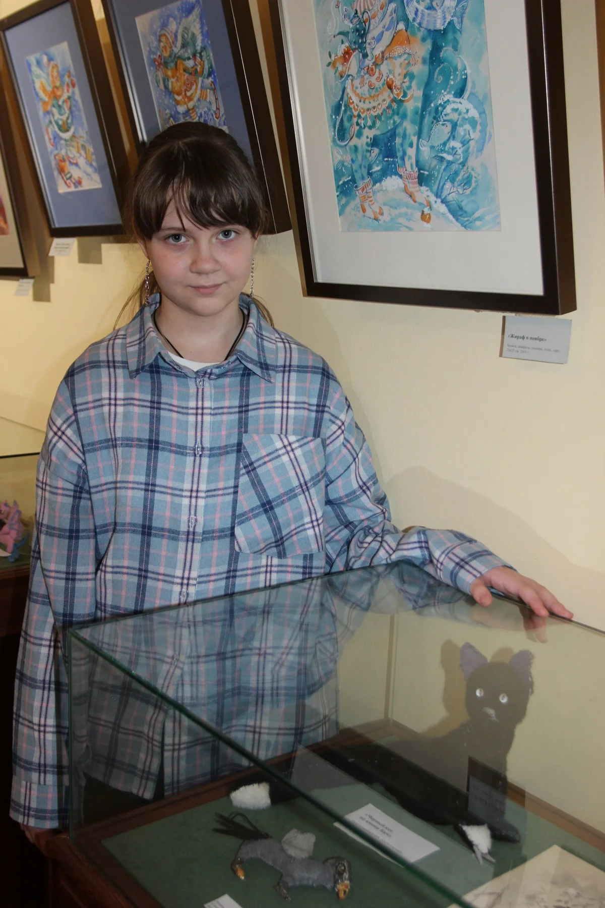 Мария делает сказочных персонажей из фетра, меха, полимерной глины и разукрашивает акрилом. 