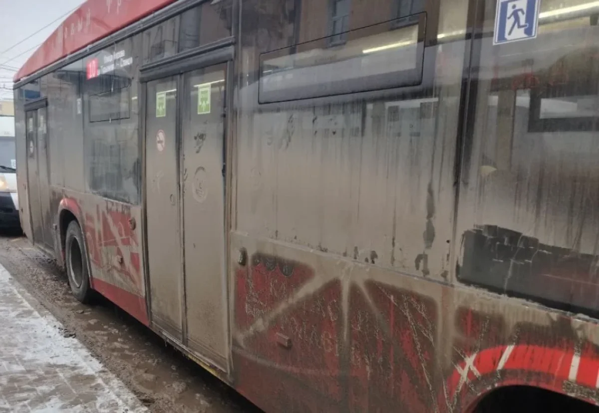 Грязные бока, разводы на стёклах - вид у транспорта был совсем не парадный. 