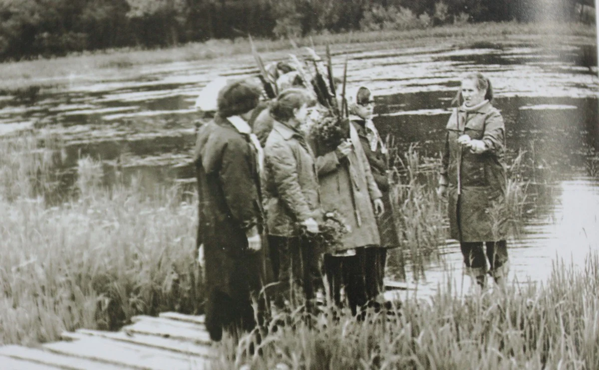 Наталья Воронкина проводит полевую практику по ботанике, 1971 год.