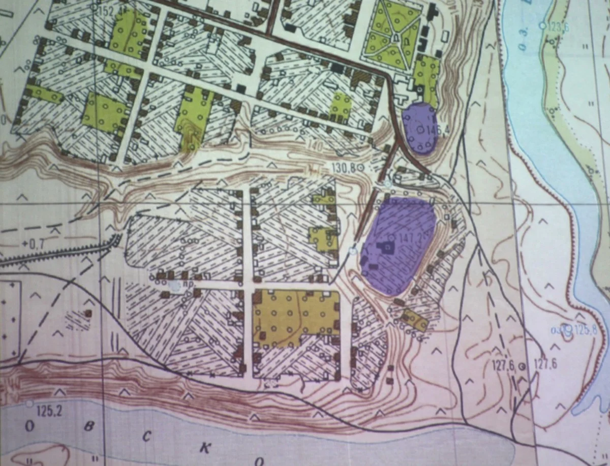 Фиолетовым выделены Старое и Новое городища, которые разделает Пушкарский овраг.