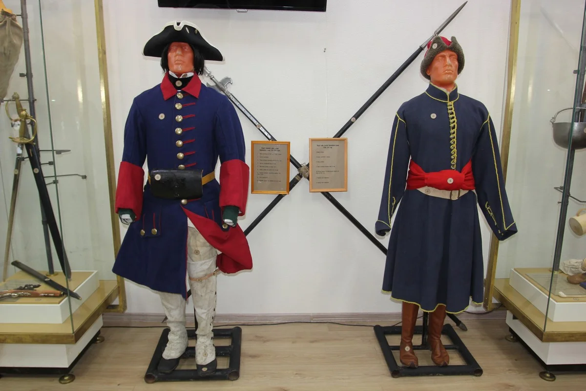 Солдаты лейб-гвардии Семеновского полка. Справа - более ранний, 1700-1702 гг. Слева – 1711-1720 гг.   