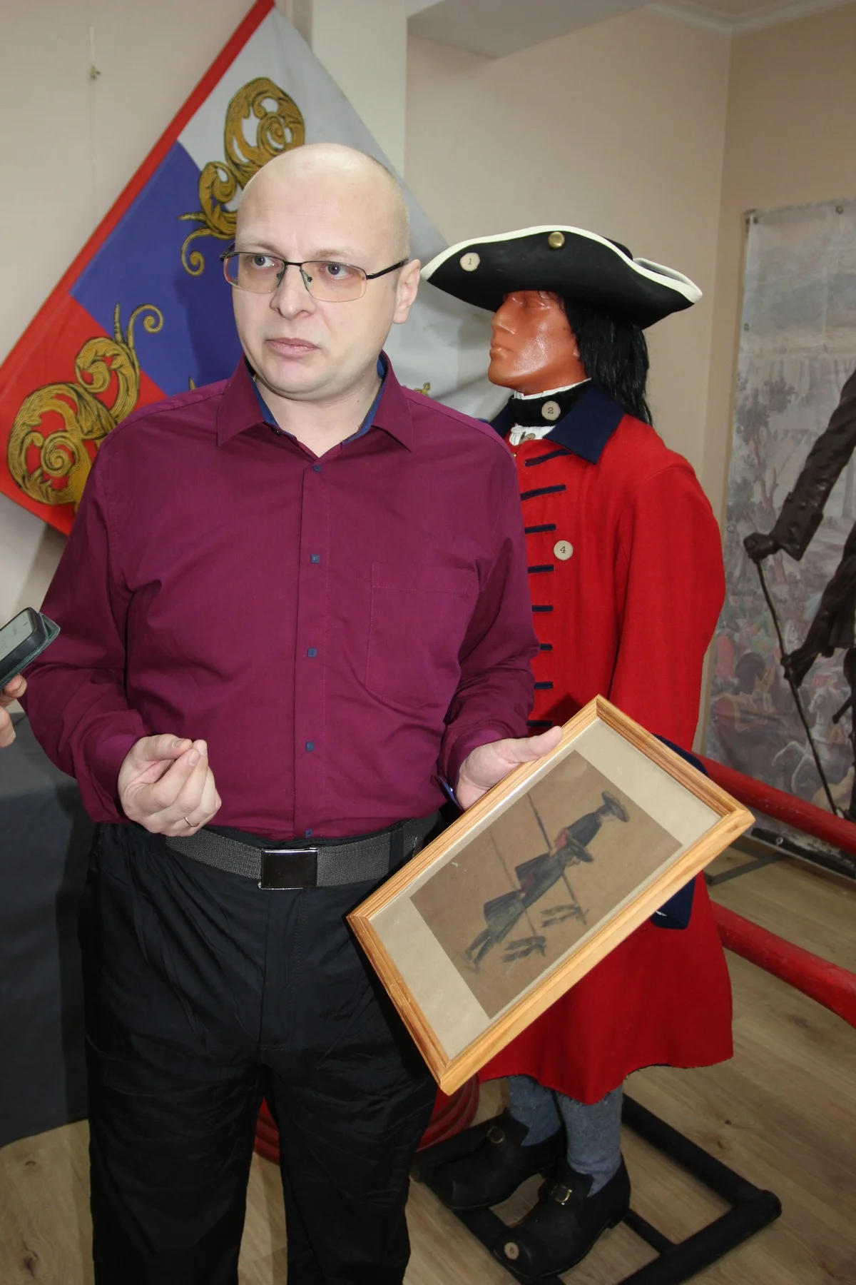 Дмитрий Чупров показал исторический рисунок, сделанный для погребальной церемонии Петра I. На нем можно увидеть, как выглядели солдаты той эпохи. 