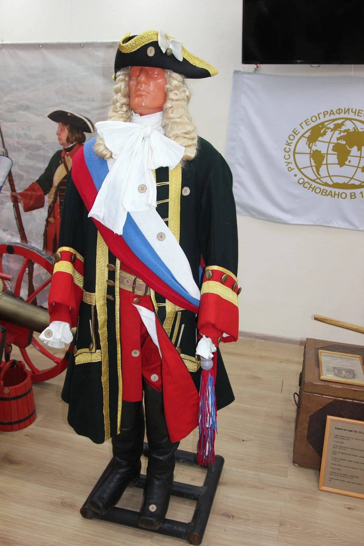 Военная форма офицера. Парик- обязателен.