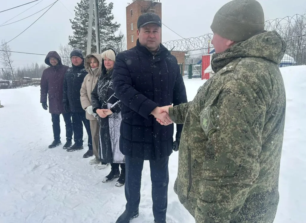 Юрий Моисеев передал подарки солдатам