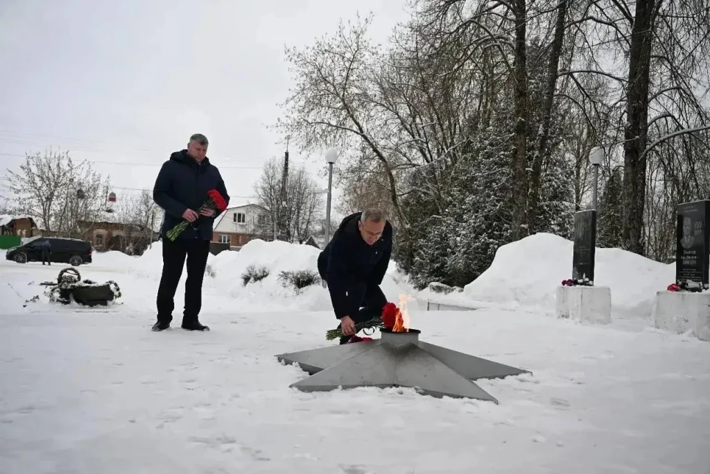 Шапша возложил цветы к мемориалу в Кондрово