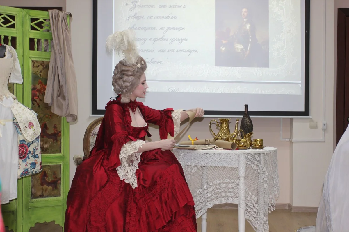 Дарья Чупрова в платье «роб а-ля франсез» зачитала указы Петра I.
